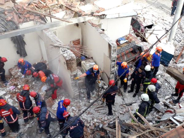 Bursa'da Doğal Gaz Patlaması! Ev Enkaza Döndü: 1 Kişi Öldü, 2 Kişi Yaralandı