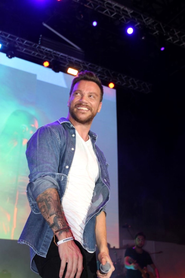 Sinan Akçıl yeni aşkı Gizem Kayalı'ya konserde aşkını haykırdı