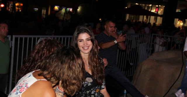 Sinan Akçıl yeni aşkı Gizem Kayalı'ya konserde aşkını haykırdı