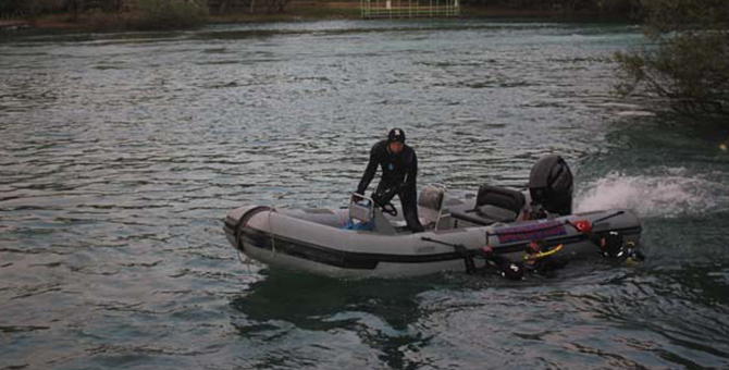 Kız arkadaşını kurtarmak isterken ırmakta akıntıya kapıldı
