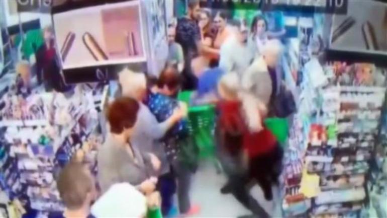 Cani adam küçük çocuğun boynunu kırmaya çalıştı