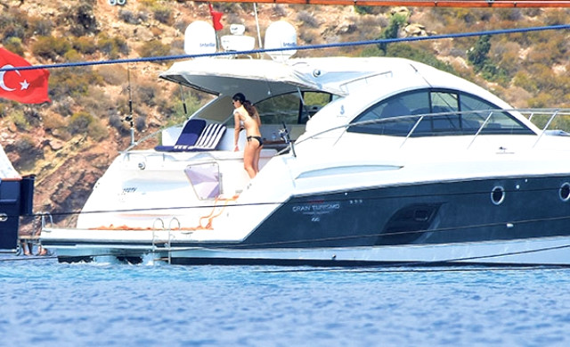 Çağatay Ulusoy'un Duygu Sarışın ile tatil yaptığı teknesinde başka kadın!