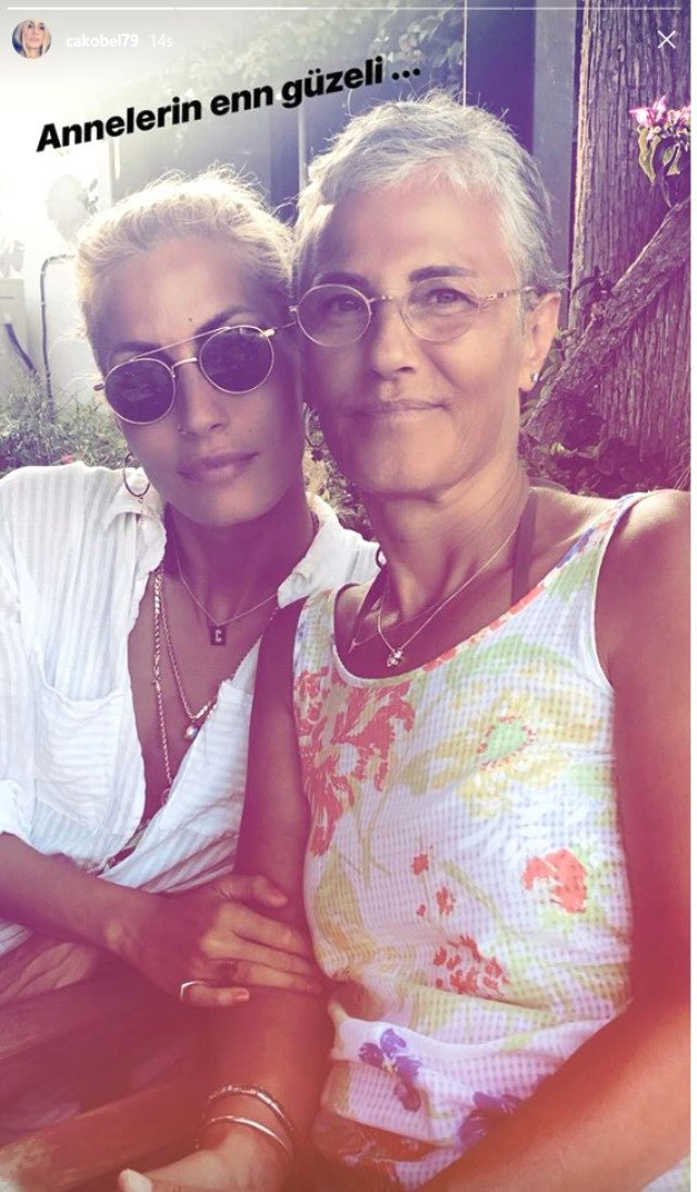 Çağla Şıkel'in annesi Asuman Şıkel kaç yaşında?