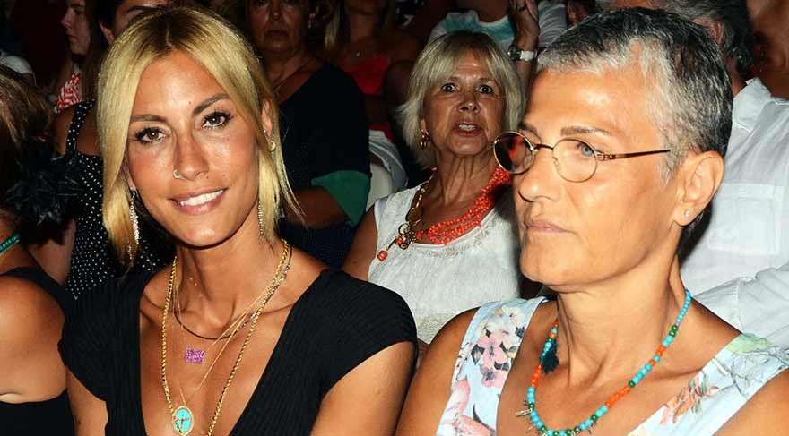 Çağla Şıkel'in annesi Asuman Şıkel kaç yaşında?