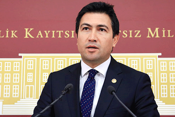 AK Parti Milletvekili Cahit Özkan trafik kazası geçirdi