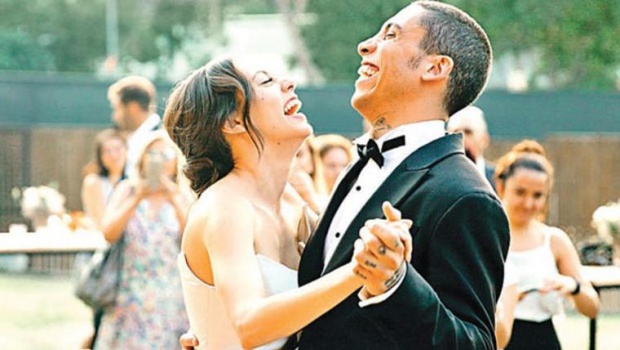 Can Bonomo ile evlenen Öykü Karayel'in gelinliğinin detayları paylaşıldı