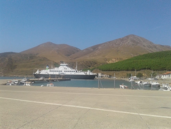 Çanakkale'de feribot karaya oturdu
