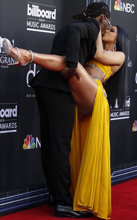 Cardi B’nin çıplak fotoğraflarına Instagram bile dayanamayıp kaldırdı