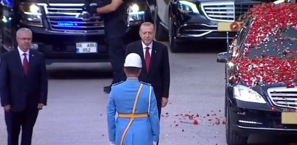 Erdoğan çiçeklerle karşılandı