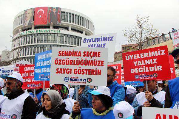 CHP'ye geçen belediyeden kovulan işçiler oturma eylemi yaptı