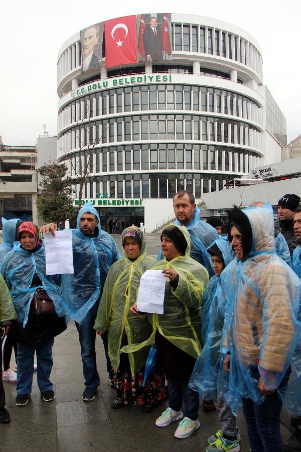 CHP'ye geçen belediyeden kovulan işçiler oturma eylemi yaptı