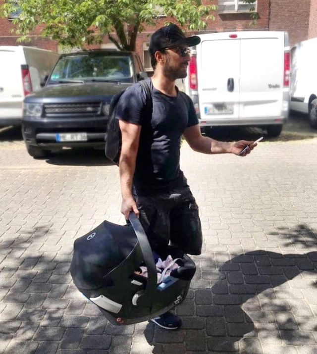 Tarkan eşi Pınar Tevetoğlu'na emzirme koçu tuttu