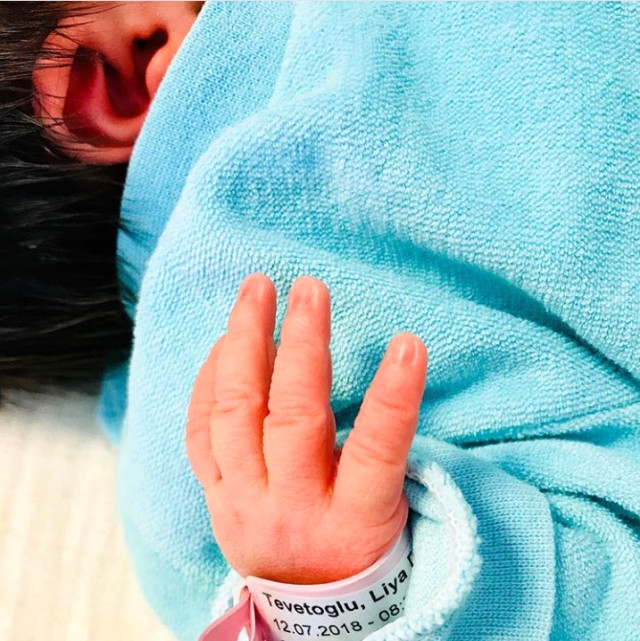 Tarkan eşi Pınar Tevetoğlu'na emzirme koçu tuttupg