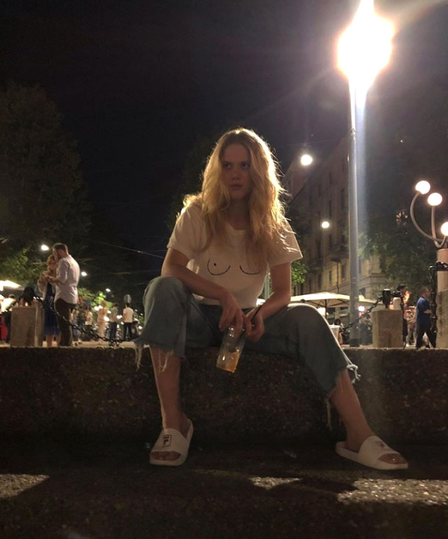 Çıplak pozlarıyla gündeme gelen Serel Yereli şarkıcı oldu!