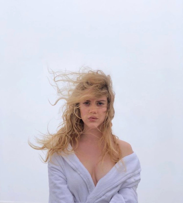 Çıplak pozlarıyla gündeme gelen Serel Yereli şarkıcı oldu!