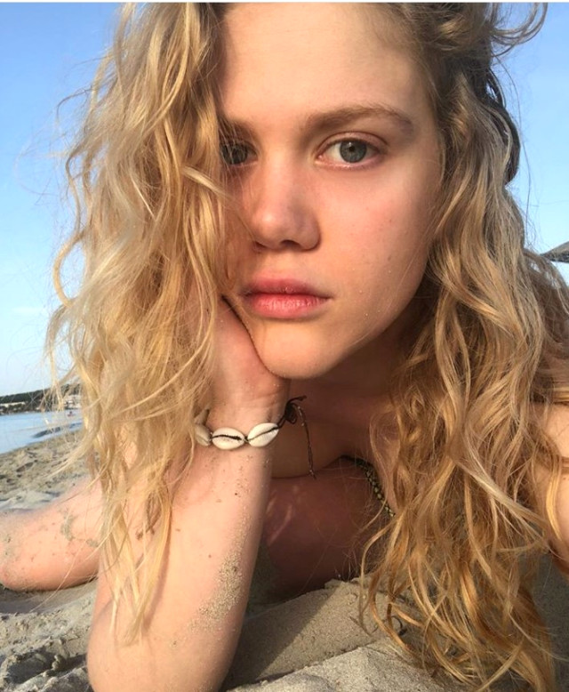 Çıplak pozlarıyla gündeme gelen Serel Yereli şarkıcı oldu!