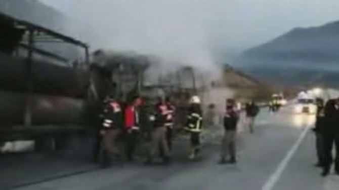 Otobüs Park Halindeki Tır'a çarptı ölü ve yaralılar var