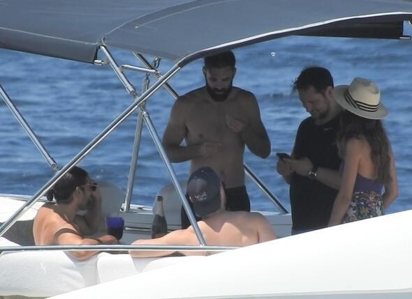 Kerem Bursin pina midyesi bulmak için dalış yaptı