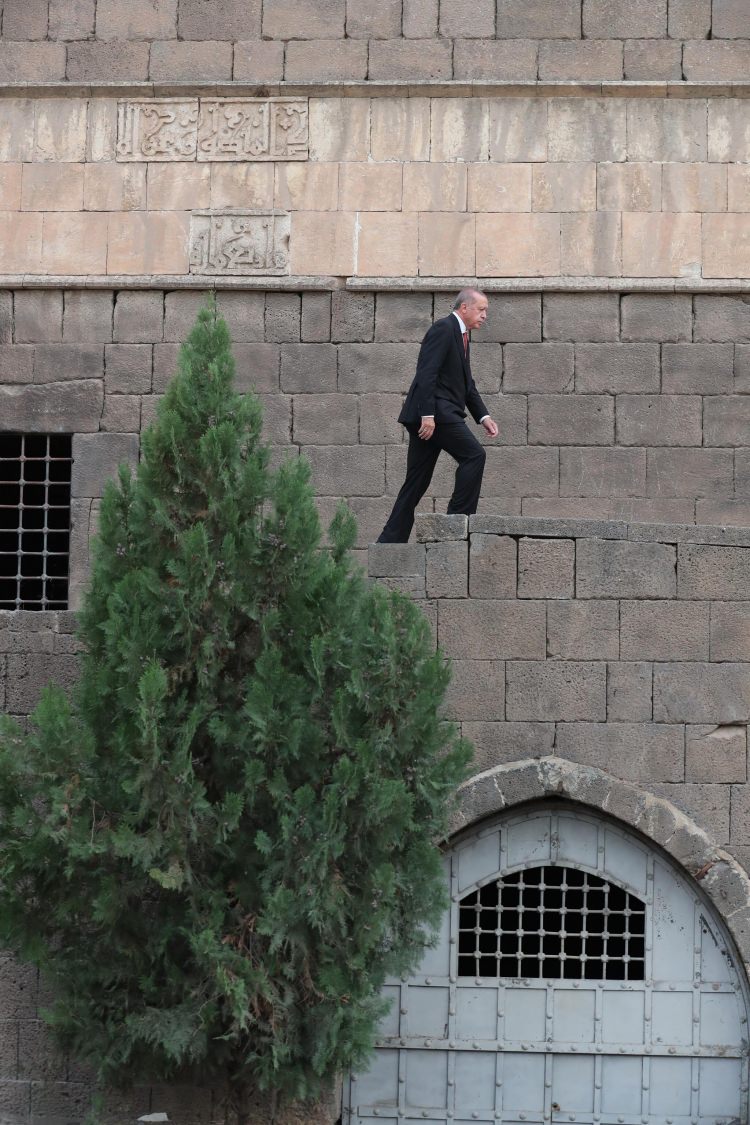 Başkan Erdoğan Diyarbakır'da Sur'ları gezdi