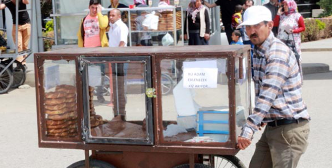 Simitçinin büyük ağıtı: "Evim var, işim var, evlenecek kız yok"