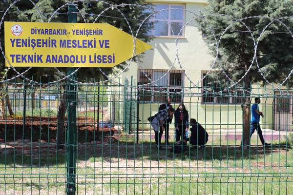 Diyarbakır'da Lisede Dehşet! Başına Sıkıp Sınıfları Dolaştı!