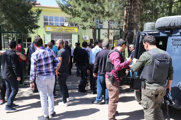 Diyarbakır'da Lisede Dehşet! Başına Sıkıp Sınıfları Dolaştı!
