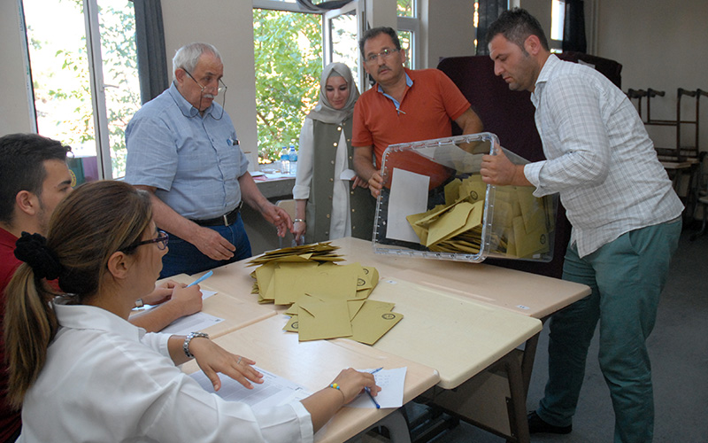 Seçim yayın yasağı kaçta bitiyor? Oylar ne zaman sayılacak? 