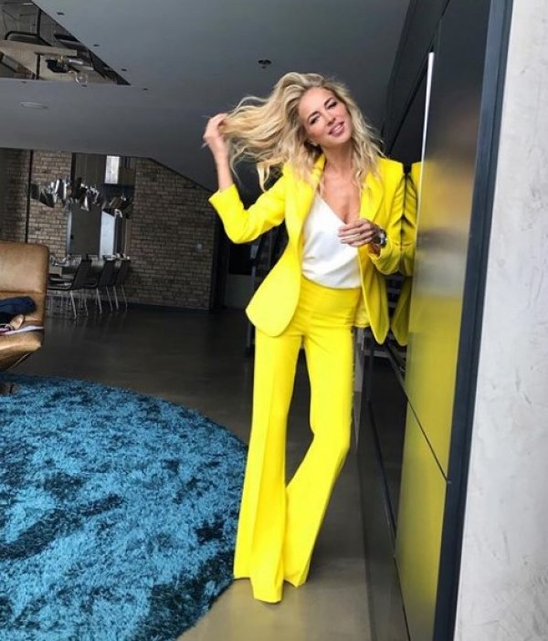 Ünlü sunucu Burcu Esmersoy, Berk Suyabatmaz ile sonsuz birlikteliğe imza atmasının ardından hayalini kurdukları eve yerleşebilmek adına Emirgan'daki evinden taşınarak kısa bir zamandır eşiyle beraber otelde yaşıyorlardı. Şimdiyse buradan taşınarak Göktürk'te tam da istedikleri gibi 4 katlı lüks villaya yerleşti. Tüm bunların yanı sıra, yeni evlerinde diledikleri şekilde tasarlayabilmek için hiçbir masraftan kaçınmayan Burcu Esmersoy ve eşi Berk Suyabatmaz'ın sahip oldukları lüks villasına ödediği kira bedelinin 14 bin TL olduğunun bilgisine ulaşıldı. burcu esmersoyburcu esmersoy Şehrin karmaşa, gürültü ve stresinden uzaklaşarak doğayla iç içe yaşam sürmek arzusu içerisinde olan ünlü sunucu Burcu Esmersoy, sahip olduğu dört katlı lüks villanın dekorasyonuyla bizzat kendisi yakından ilgileniyor. Hayalini kurduğu lüks villanın içerisinde yepyeni eşyalarla donatmak isteyen Burcu Esmersoy, bu hevesini gerçekleştirebilmek için kesenin ağzını açtı. Ünlü sunucu Burcu Esmersoy, şimdilerde ev eşyaları satan mağazaları kolaçan ederek fikir alışverişinde bulunuyor.