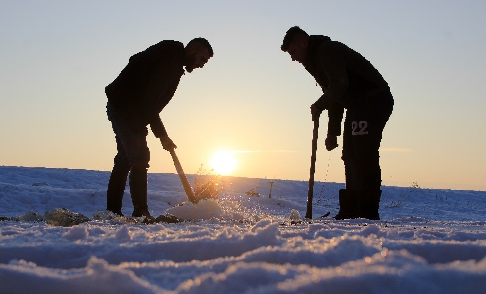 Erzurum ve Ağrı’da Eskimo usulü balık avlıyorlar