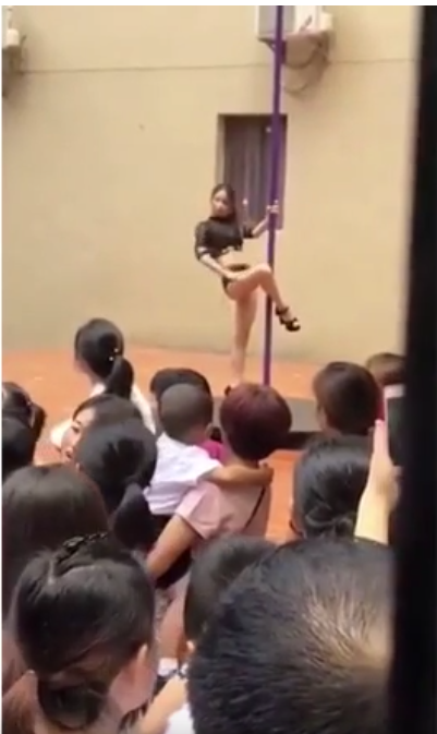 Çin'de anaokulu açılışında direk dansı skandalı!