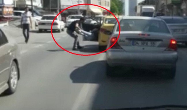 Kadını bacaklarından tutup dışarı atan taksici tam bir suç makinesi çıktı