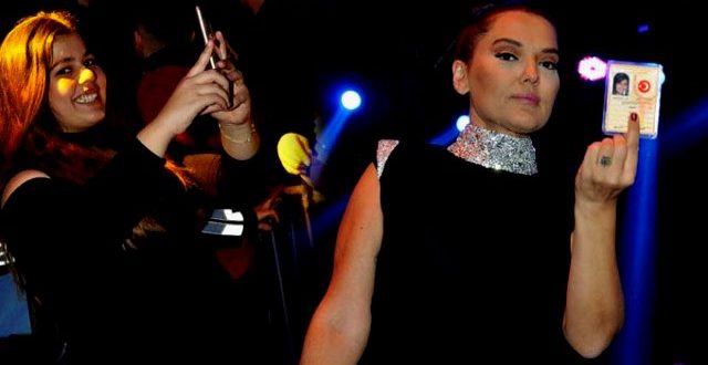 Demet Akalın Hayranına Hediye Ettiği Çizmenin Fiyatı Ne Kadar?