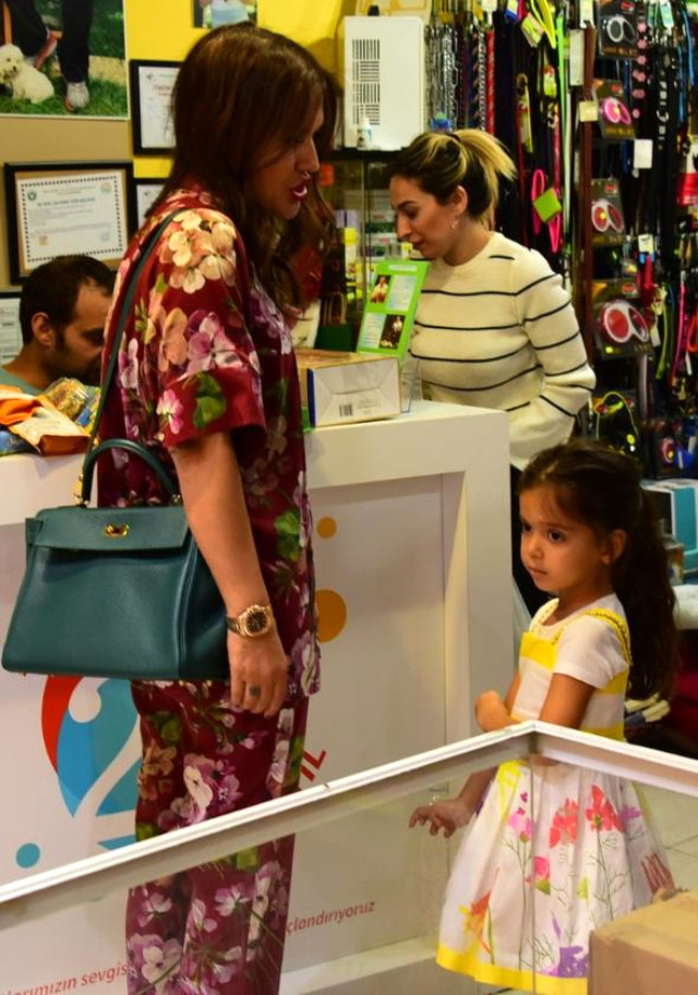 Demet Akalın'ın kızı Hira Yeni Gelin dizisinde oynayacak!