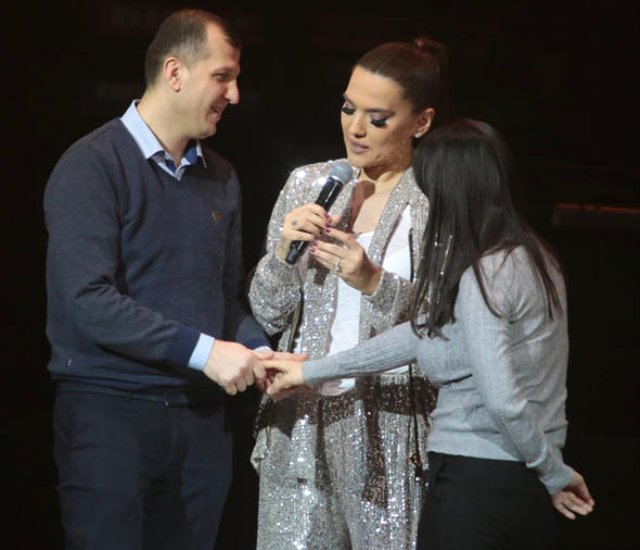 Demet Akalın evlenme teklifi alan hayranına 35 bin TL'lik yüzüğünü verdi!