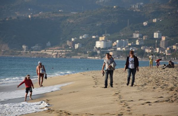 Antalya'nın merkezinde denize girilirken yaylalarına kar yağıyor 