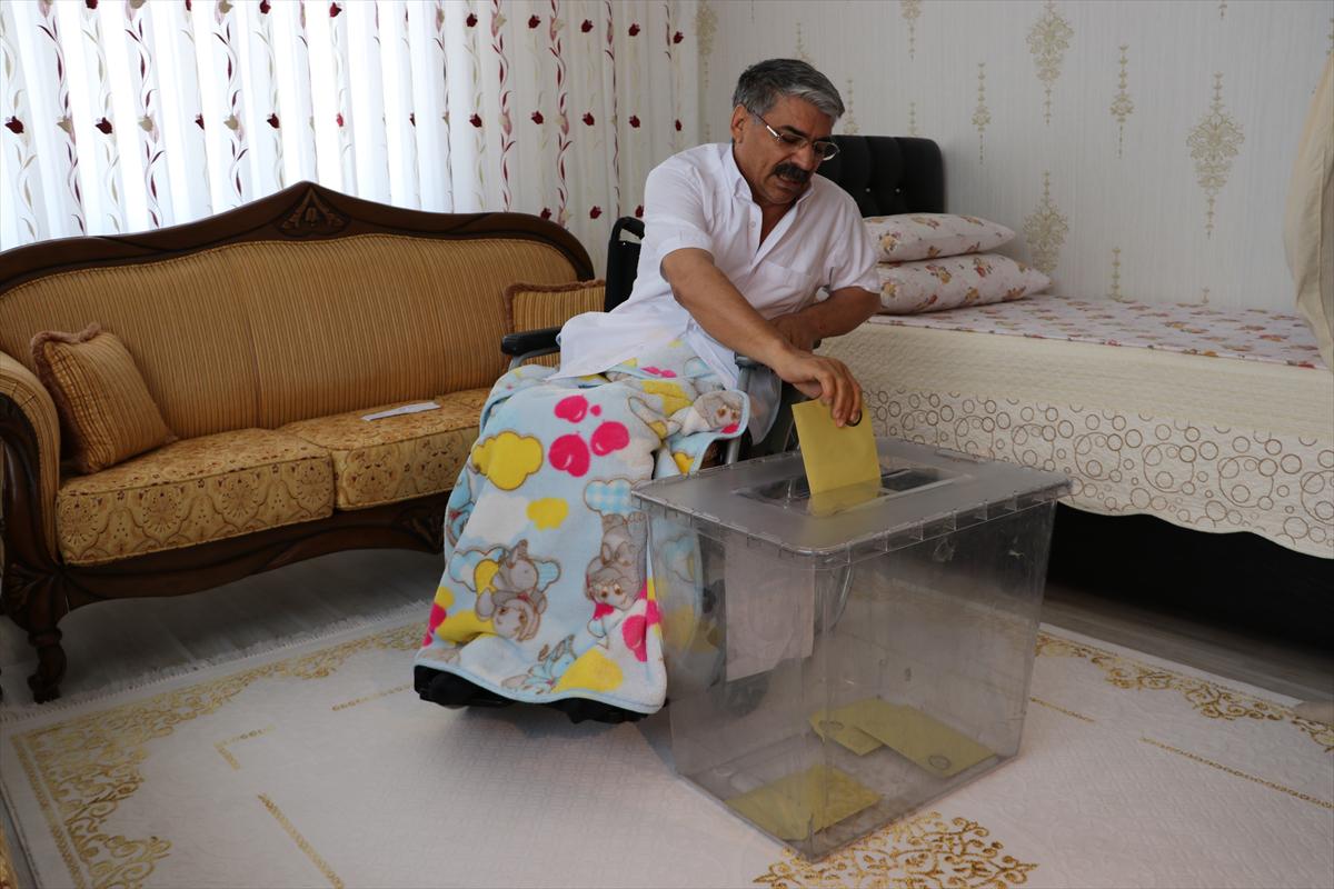 Seçimde engel tanımadılar! İşte seyyar sandıkla oy kullanan vatandaşlar