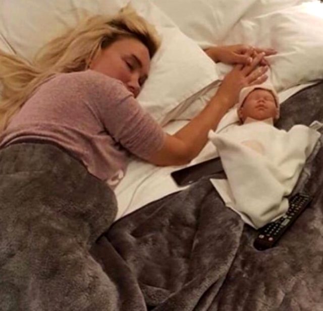 Bebeğini kaybeden Seren Serengil oyuncak bebekle uyudu