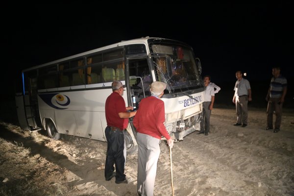 Beylikova-Eskişehir arasında midibüsüyle yolcu taşıyan 44 Ömer Akyol, seyir halindeyken kalp krizi geçirdi. Sürücü kalp krizi geçirdi midibüs devrildi: 1 ölü 14 yaralı YARALILARIN HAYATİ TEHLİKESİ BULUNMUYOR Kontrolden çıkan araç, Bozan Mahallesi yakınlarında şarampole devrildi. Kazada, sürücü Akyol, olay yerinde hayatını kaybetti. Yaralanan 14 yolcu, 112 Acil Servis ekipleri tarafından Eskişehir Devlet ve Yunus Emre Devlet hastanelerine kaldırıldı. Tedavi altına alınan yaralıların hayati tehlikesinin bulunmadığı öğrenildi.