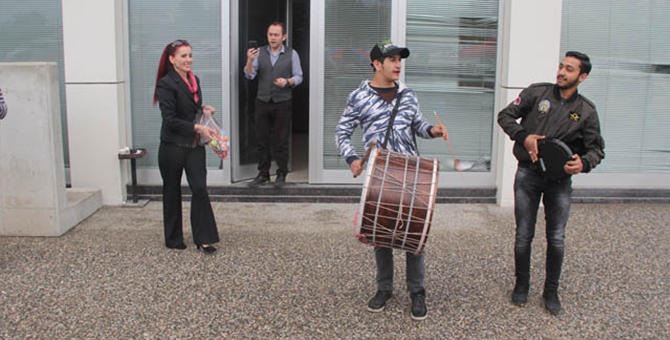 Adliye önüne davulla gelip çiftetelli oynadı