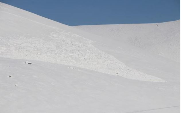 İlçe merkezine çığ düştü