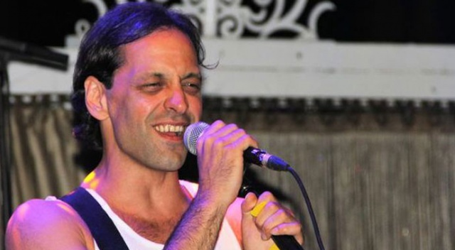 Kaan Tangöze, (5 Eylül 1973; İstanbul), Türk müzisyen. Şişli Terakki Lisesi, Bilkent Üniversitesi Otel Yönetimi ve Turizm Bölümü'nü bitirmiştir. ABD'de Seattle Üniversitesi'nde ekonomi üzerine yüksek lisans yapmıştır. Alternatif rock müziği yapan Duman grubunun solisti ve gitaristi. Solaktır. Tam adı Rıza Kaan Tangöze'dir. ABD'de eğitimini sürdürürken Yakup Trana ile beraber müzik çalışmalarına da devam etti. Seattle'da yazdığı 'LaLaLa' isimli bir parçası ABD'de yayınlanan iki toplama albümde yer aldı. 1999 yılında, Batuhan Mutlugil ve Ari Barokas'la Duman'ı kurmuştur. Duman kurulmadan önce Ari Barokas ile birlikte Mad Madame isimli grunge/cover yapan bir grupları vardı.Ocak 2006'da, Duman grubundan Batuhan Mutlugil ve Yakup Trana'yla beraber, Karanlıkta ve Tam Olsun adlı iki parçanın yer aldığı Karanlıkta isimli bir solo çalışma yaptı. Yeşim Salkım'ın Beyhude isimli parçasında vokal yaptı. Vokalistliğini yaptığı Duman grubunun şimdiye kadar 6 stüdyo albümü, 2 konser albümü ve 1 konser DVD'si vardır. 20 Ekim 2002 tarihinde Türkiye güzeli sevgilisi Ahu Paşakay evinde intihar etmiştir. 24 Mart 2010 tarihinde 5 senedir birlikte olduğu manken Seçkin Piriler ile evlenmiştir. Kaan Tangöze' nin evlendiği eşi Seçkin Piriler'den Hakan ve Volkan adında iki oğlu olmuştur. 11 Mart 2016 tarihinde Seçkin Piriler'le anlaşmalı olarak boşanmıştır.