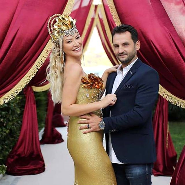 Dünya evine giren Aylin Coşkun'a kilolarca altın takıldı