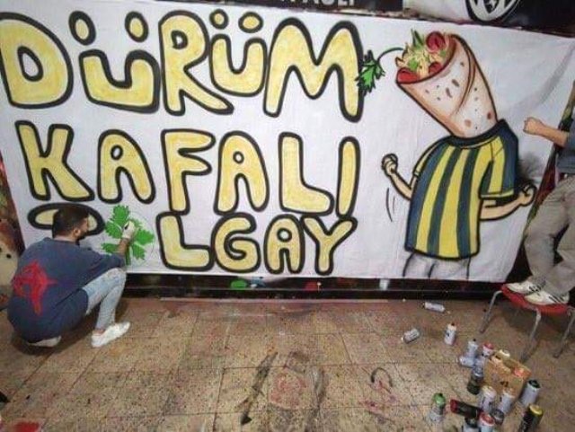 Beşiktaşlı taraftarlar, Tolgay Arslan'a pankartlı göndermede bulundu