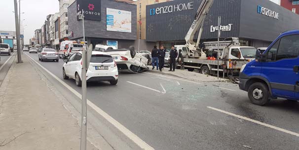 E-5'te Araç Yan Yola Uçtu! Trafik Kilit!