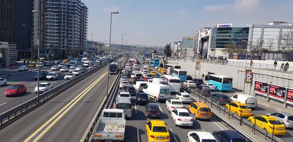 E-5'te Kamyon Devrildi! Ambulans İlerleyemedi