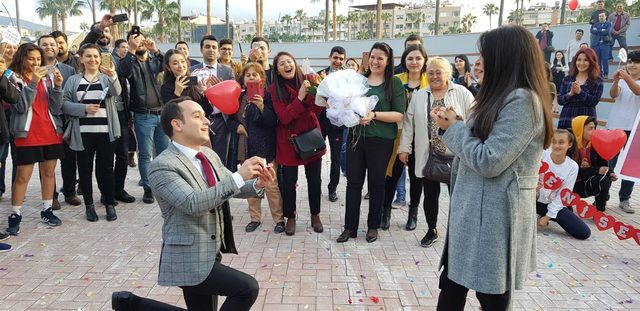 Gözaltında evlenme teklifi etti