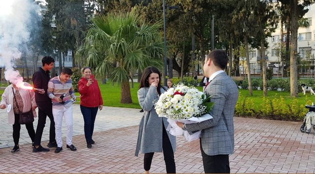 Gözaltında evlenme teklifi etti