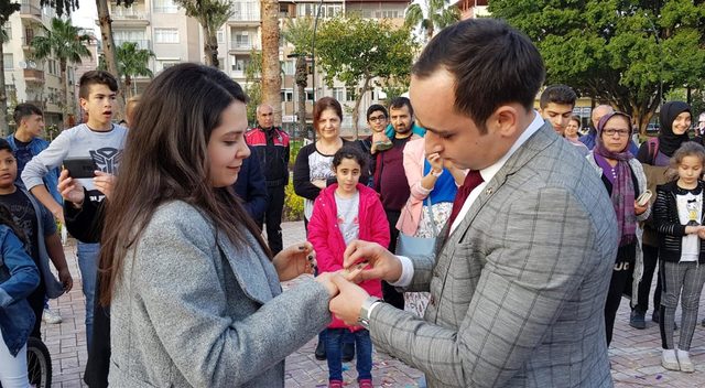 Gizem Kayalı kimdir, 2016 yılı “Best Model of Turkey” yarışmasında birinci olmuştur. Gizem Kayalı, 26 Mart 1994 tarihinde istanbul’da doğmuştur. Kırklareli’nde yaşamaktadır. 1,84 boyunda ve 55 kilo olan Gizem Kayalı, İstanbul Üniversitesi Havacılıkta Yer Hizmetleri Yönetimi bölümünde okumaktadır. Babası emekli, annesi ev hanımıdır. Bir abisi vardır. Gizem Kayalı, 2012 yılında da Miss Turkey yarışmasına katılmıştır. KRC organizasyon’a bağlı olarak modellik yapmaktadır. 2016 yılının Mart ayında “Bugün Ne Giysem” adlı moda yarışmasına da katıldı. 11 Ekim 2016 tarihinde yapılan, Sunuculuğunu Ece Gürsel ve İbrahim Gayberi‘nin üstlendiği 29. Best Model of Turkey yarışmasında erkeklerde Onur Seyit Yaran birinci olurken kızlarda da Gizem Kayalı tacın yeni sahibi oldu.