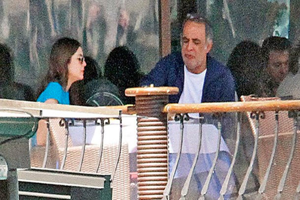 Yasak elma'da Eda Ece'nin göğüs dekoltesi olay oldu!