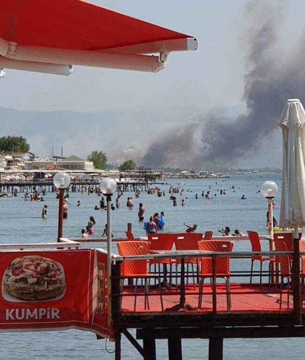 Edremit alev alev yanıyor! Yerleşim yerlerine yaklaştı...